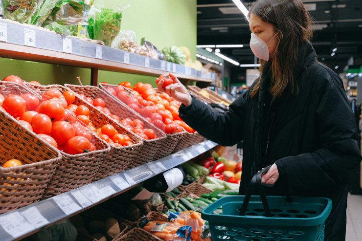 Here's How To Stay Safe While Buying Groceries Amid The Coronavirus Pandemic